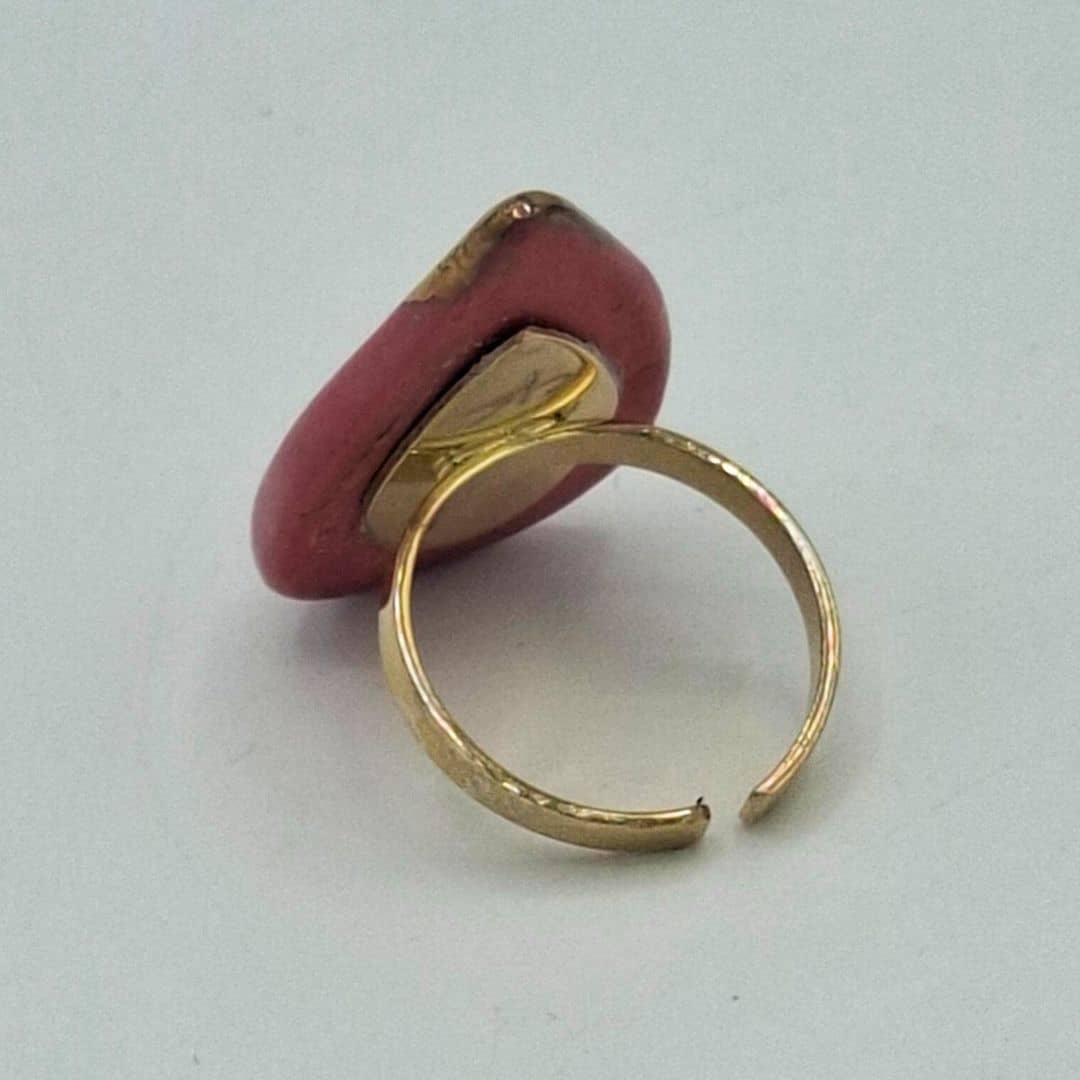 Anillo de porcelana rosa coral con oro"Colección lágrima"