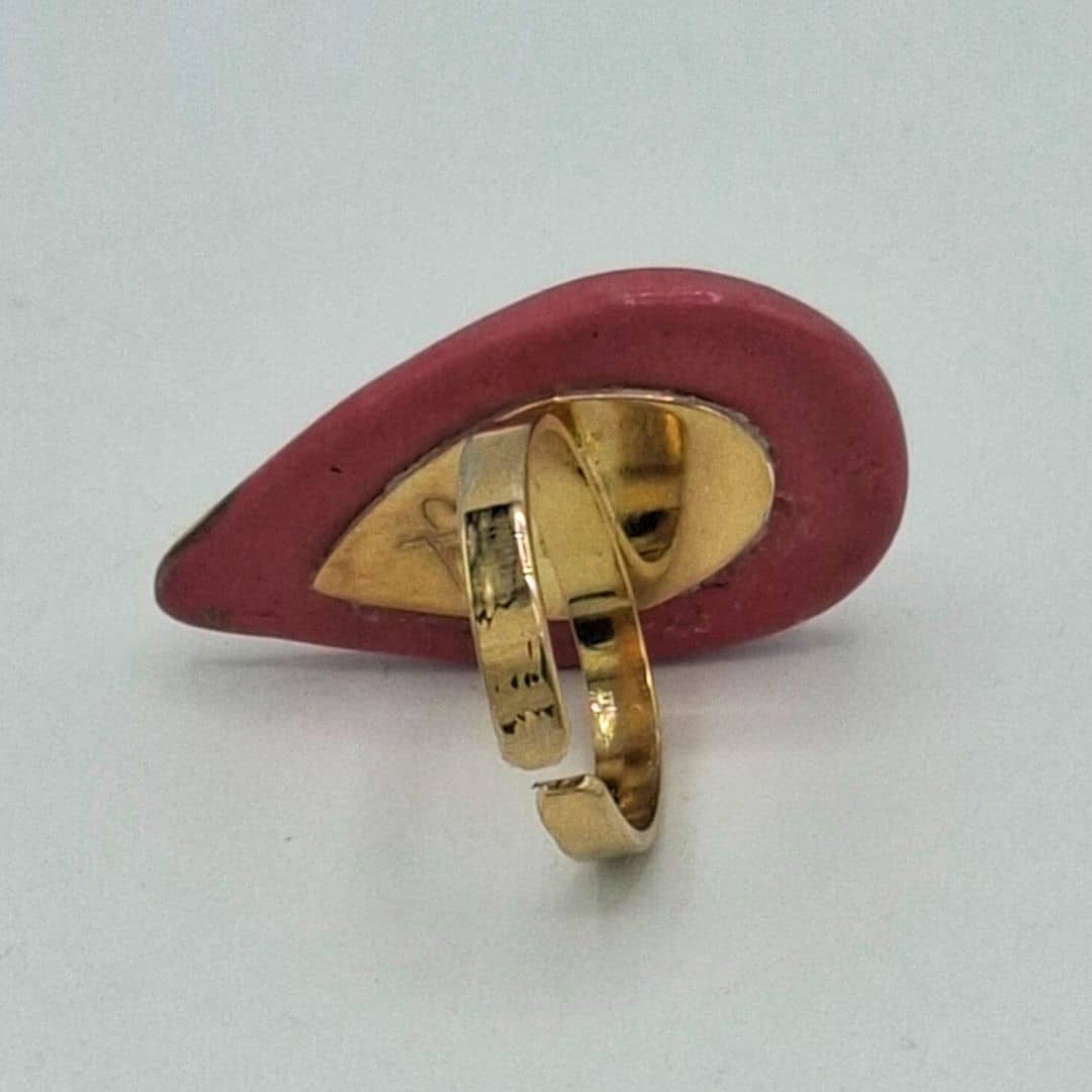 Anillo de porcelana rosa coral con oro"Colección lágrima"