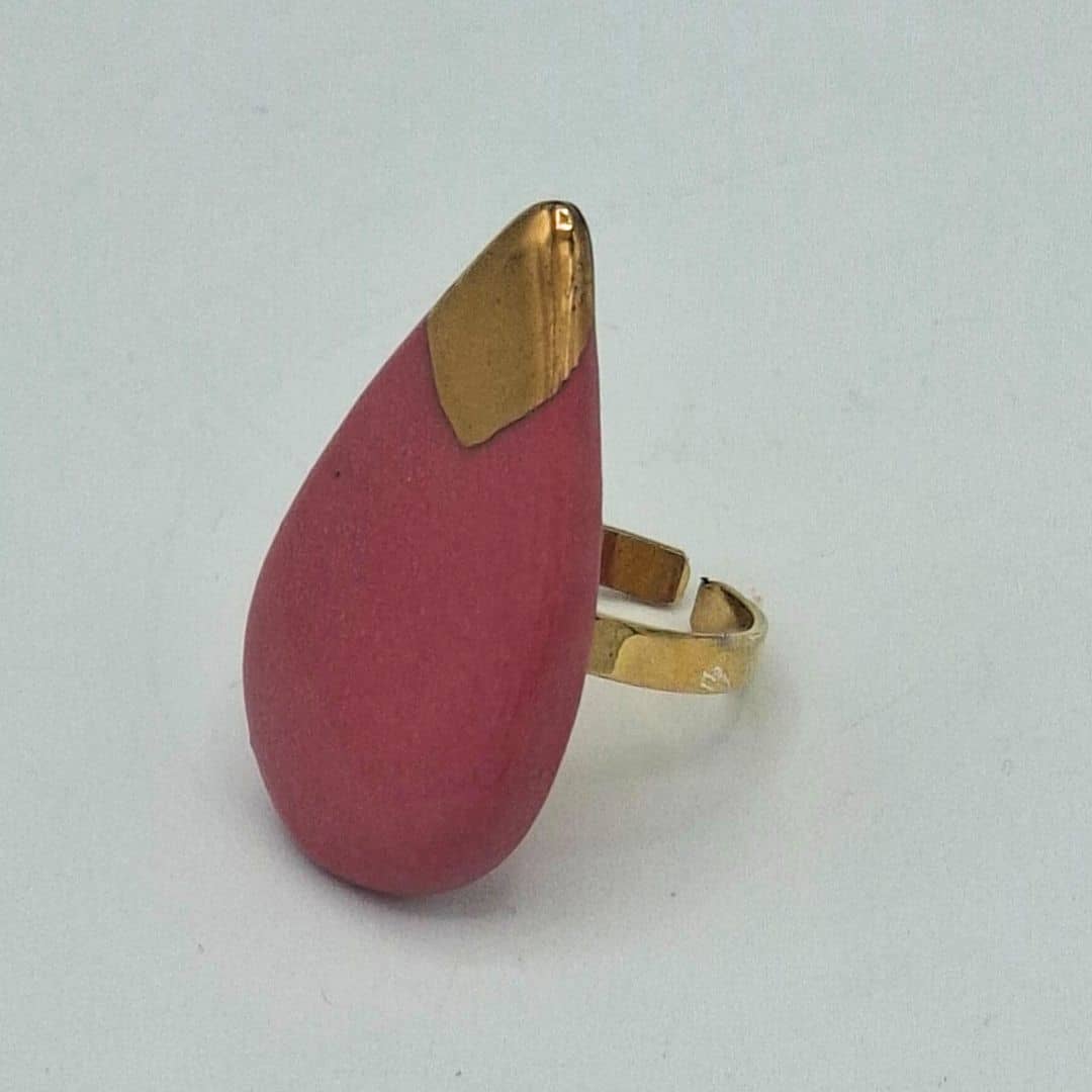 Anillo de porcelana rosa coral con oro"Colección lágrima"