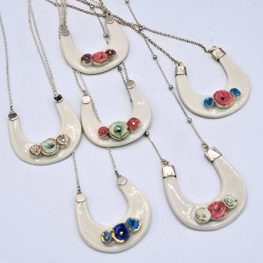 Collar de porcelana hecho a mano en forma de herradura– "Colección Las rosas"