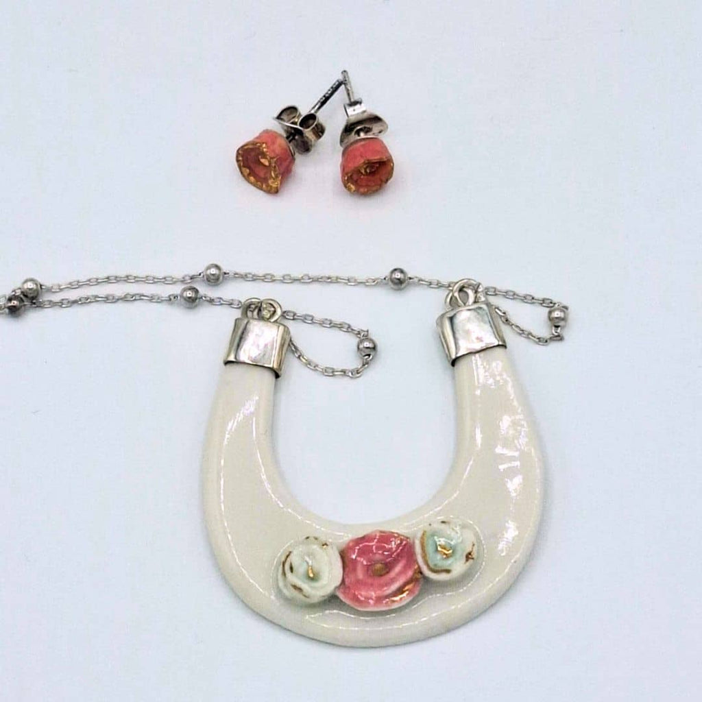Collar de porcelana hecho a mano en forma de herradura– "Colección Las rosas"