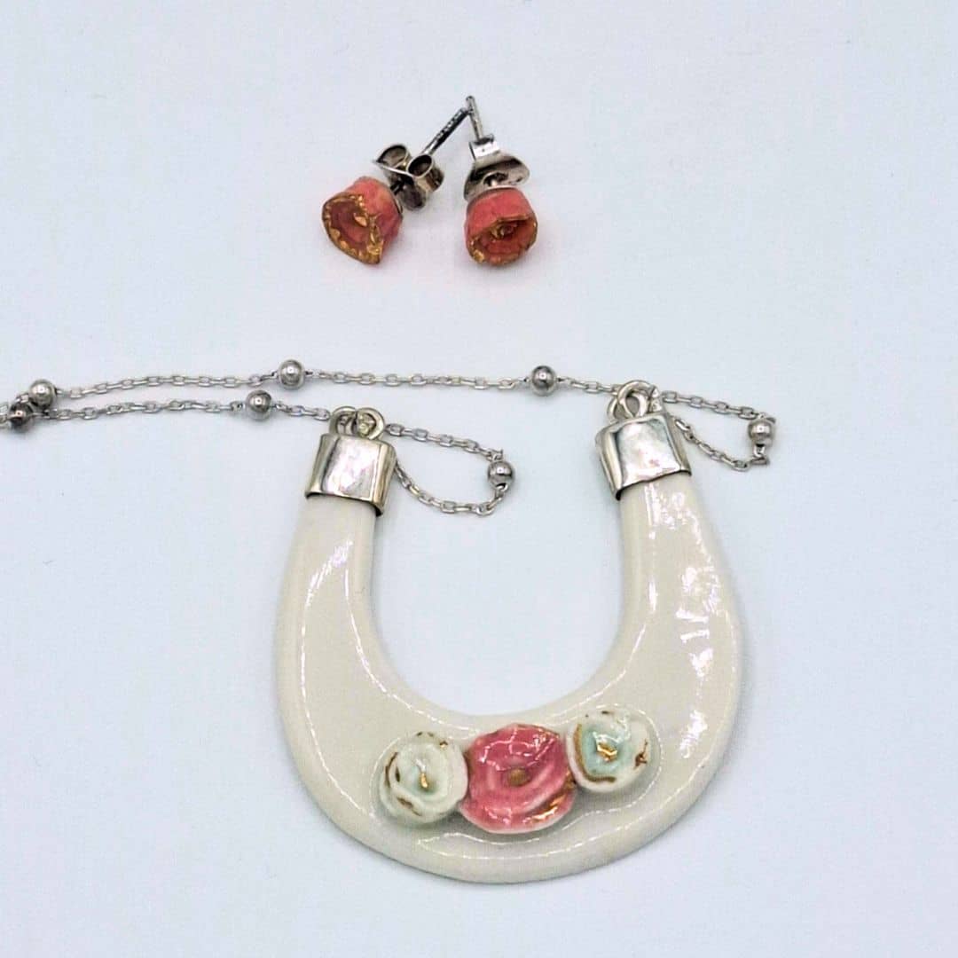 Collar de porcelana hecho a mano en forma de herradura– "Colección Las rosas"