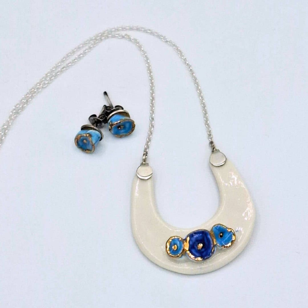 Collar de porcelana hecho a mano en forma de herradura– "Colección Las rosas"