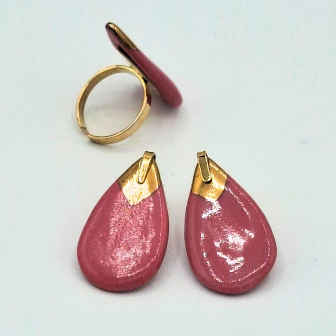 Anillo de porcelana rosa coral con oro"Colección lágrima"
