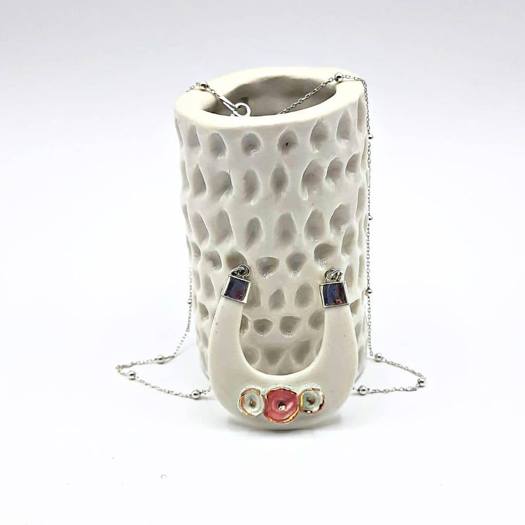Collar de porcelana hecho a mano en forma de herradura– "Colección Las rosas"