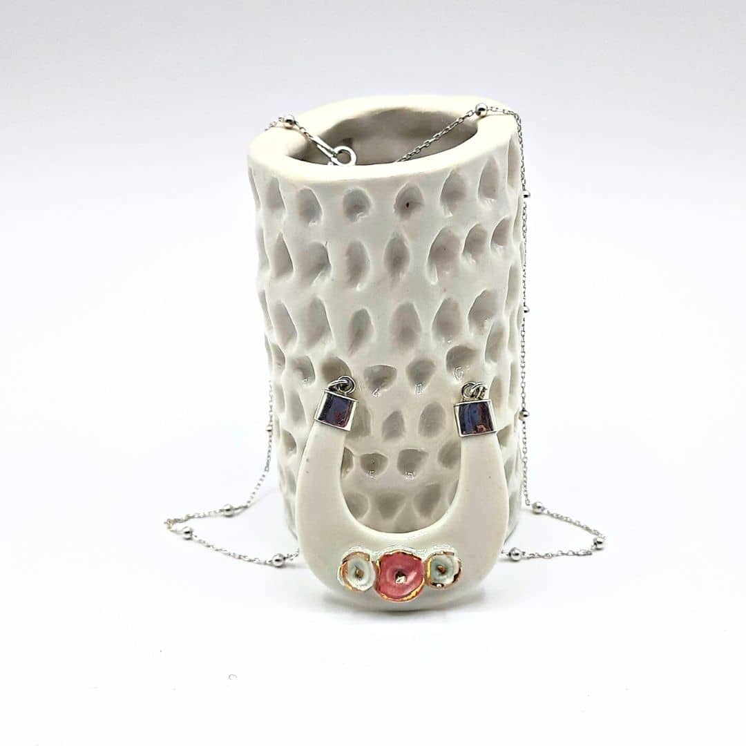 Collar de porcelana hecho a mano en forma de herradura– "Colección Las rosas"