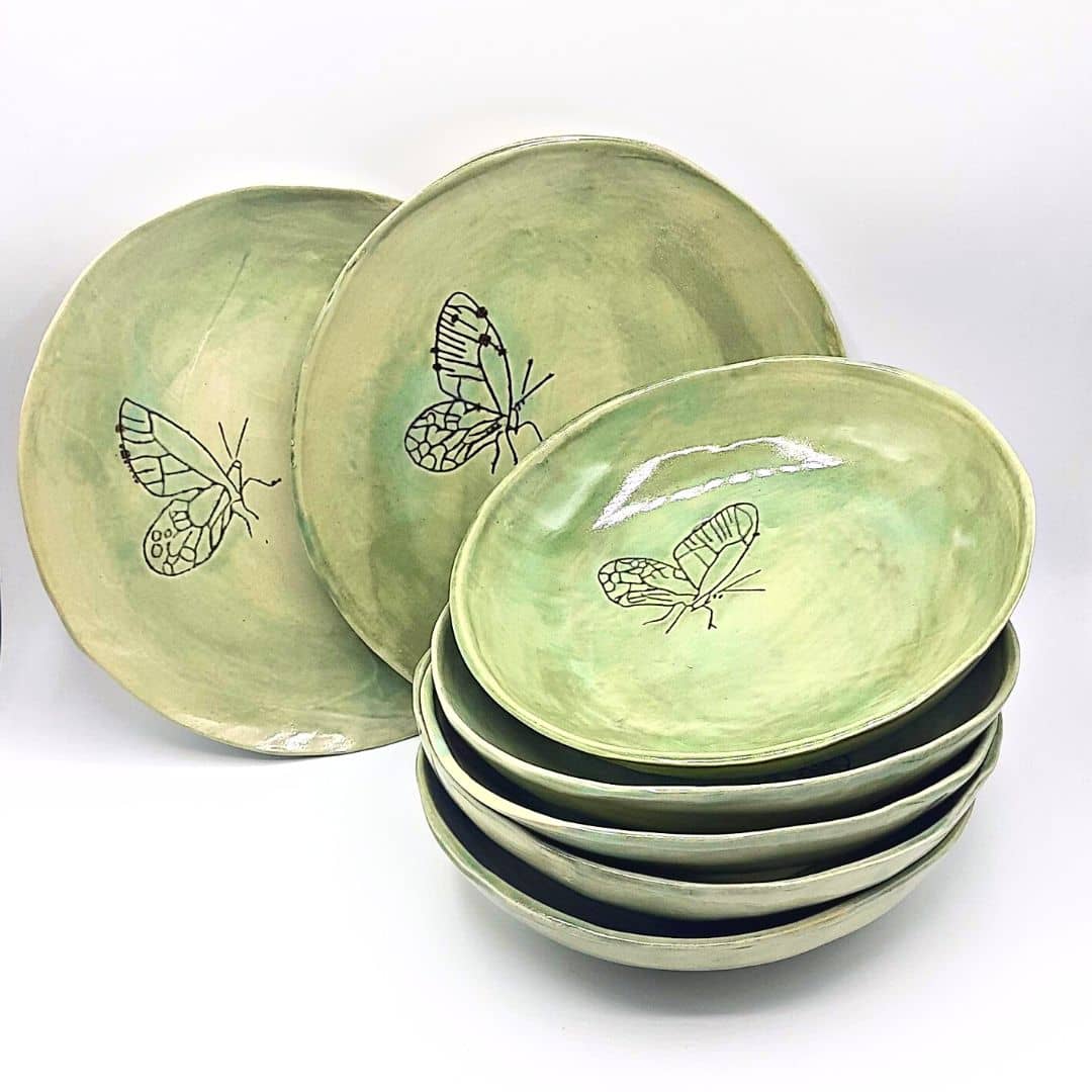 Plato llano de Gres Verde con Mariposas - Ediciones Limitadas