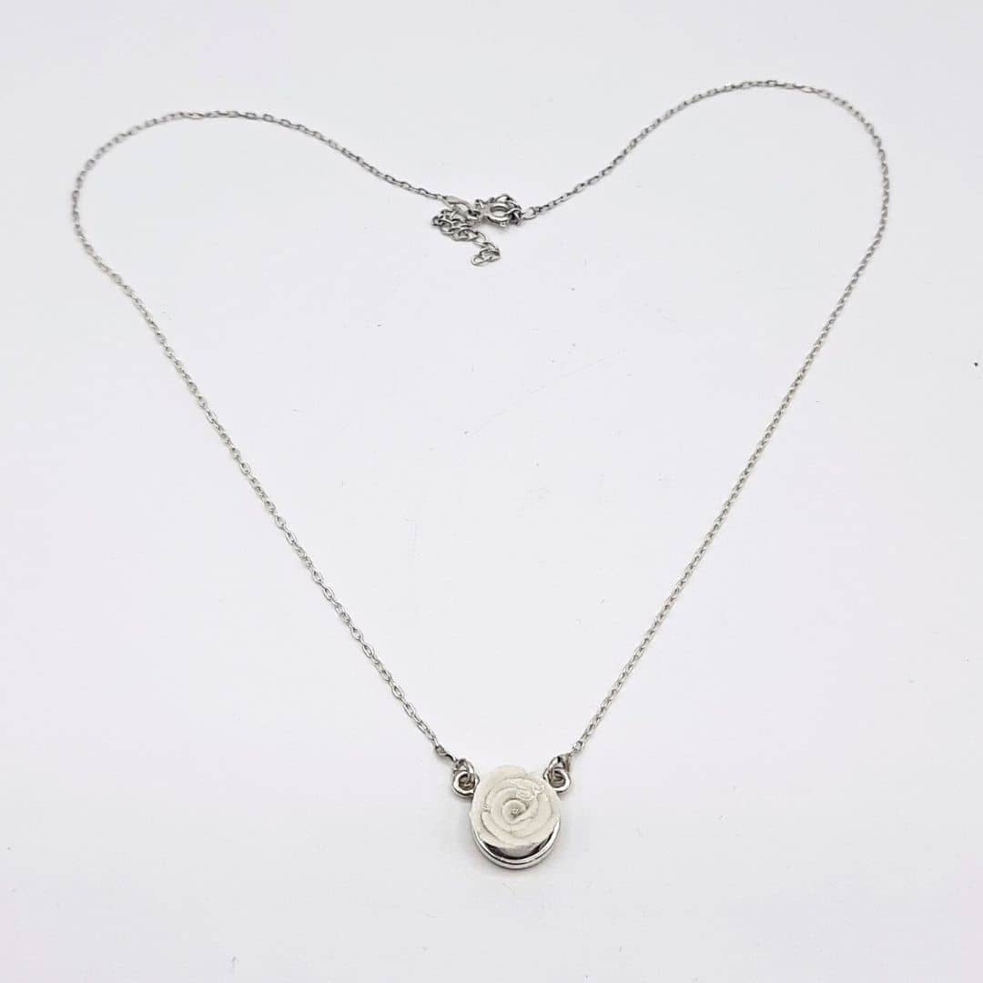 Collar Rosa blanca