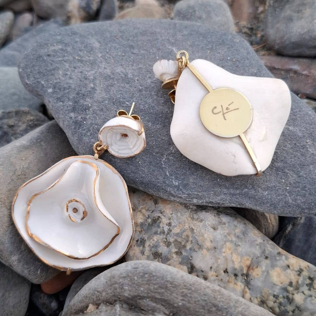 Pendientes de porcelana con filo en oro "colección Clavel"