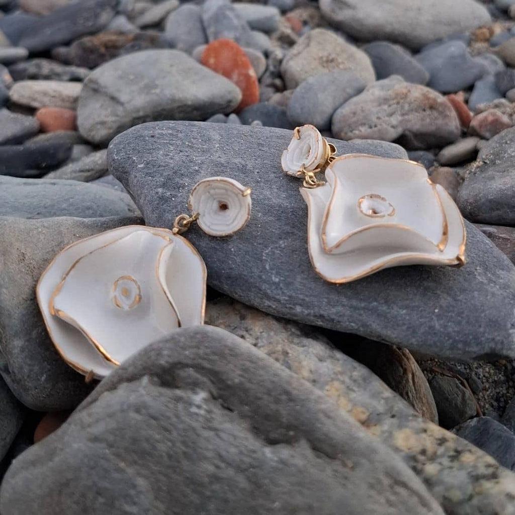 Pendientes de porcelana con filo en oro "colección Clavel"