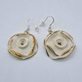 Pendientes de porcelana blanca con filo en oro "Colección Clavel"