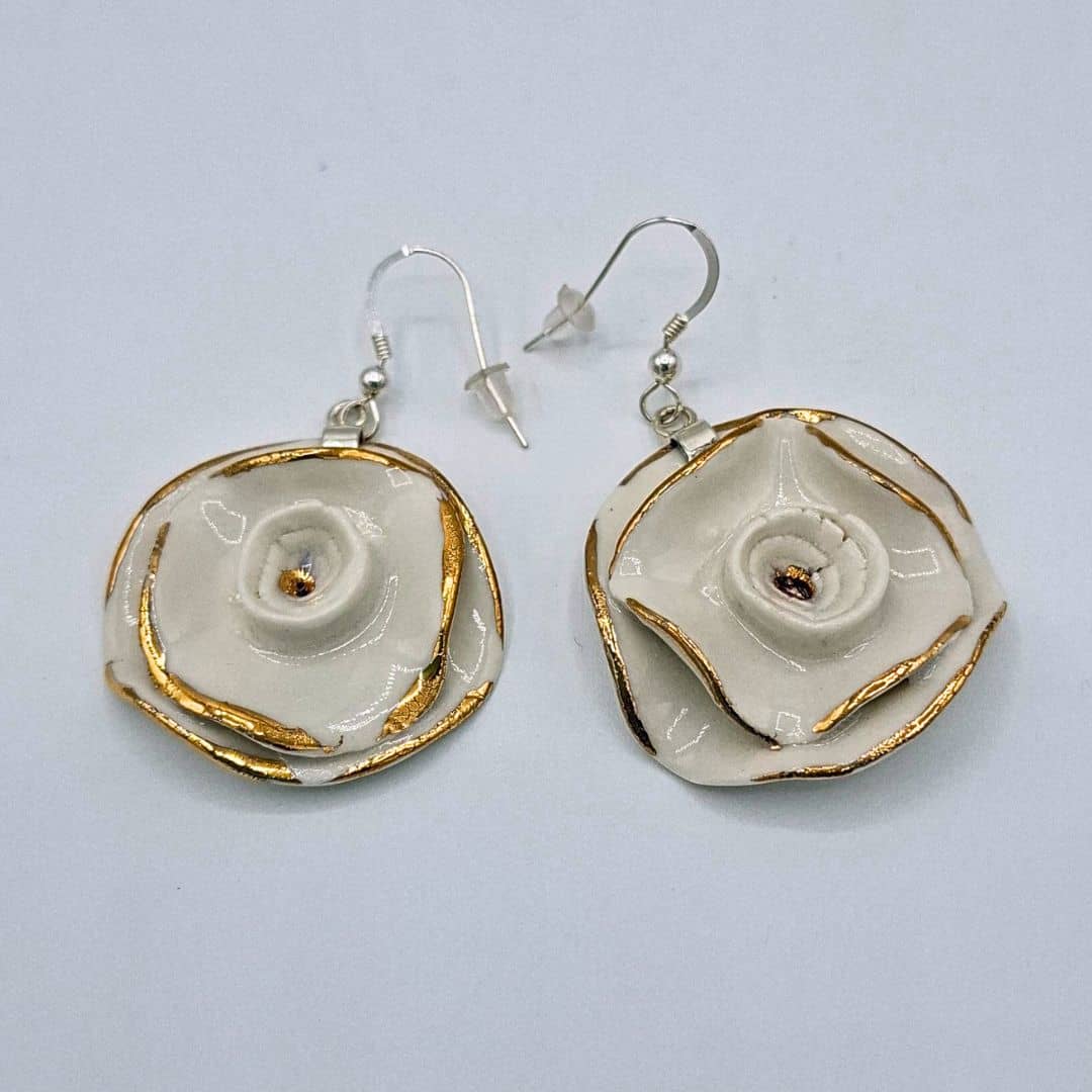 Pendientes de porcelana blanca con filo en oro "Colección Clavel"