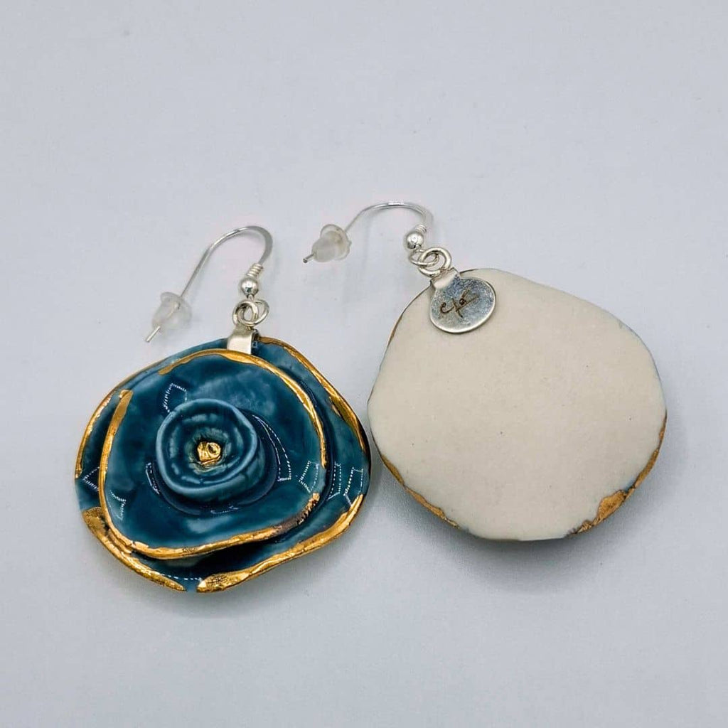 Pendientes de porcelana con filo en oro "Colección Clavel"