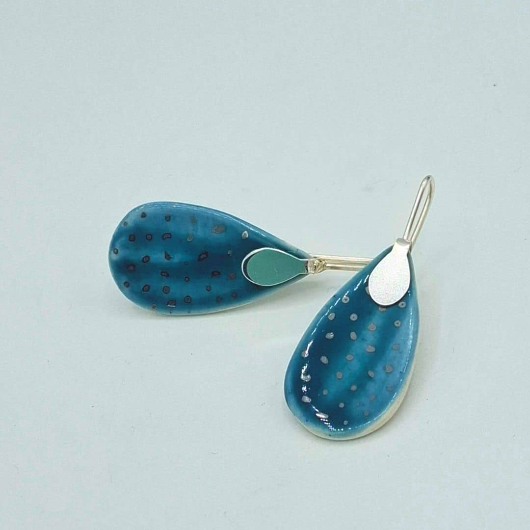 Pendientes de porcelana verde con detalles en plata "Colección lágrima"