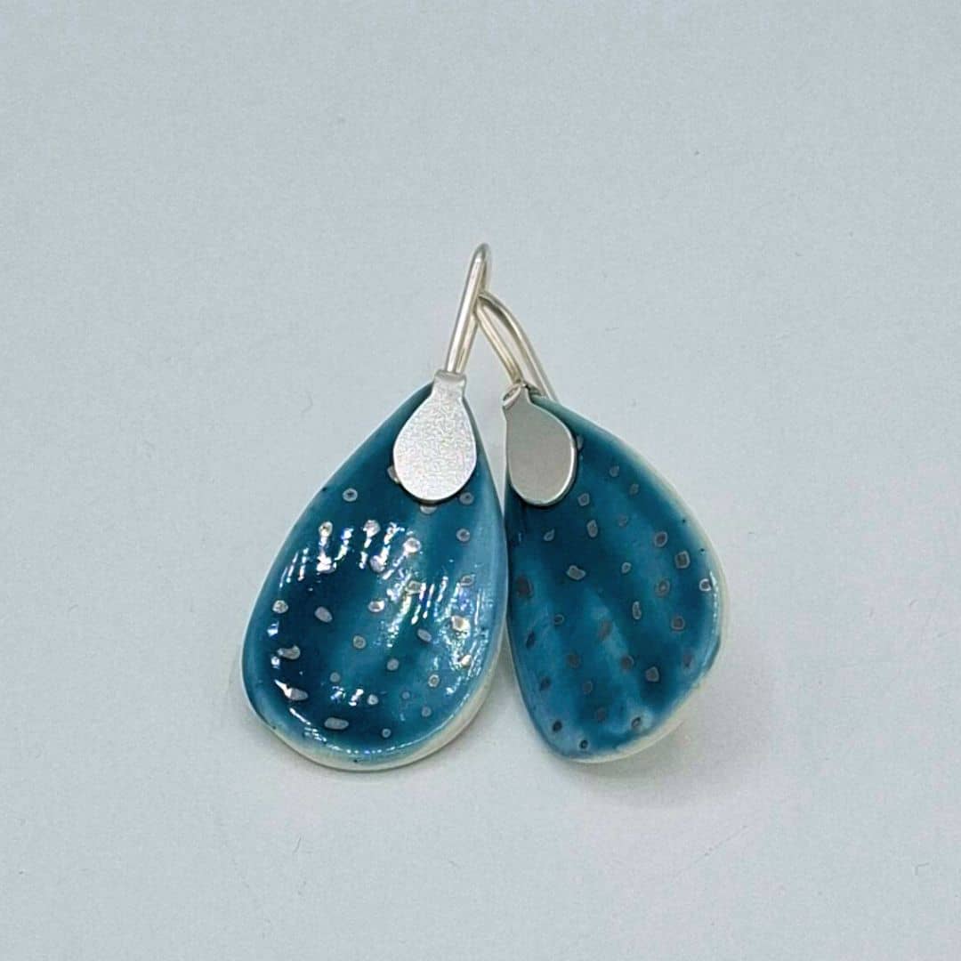 Pendientes de porcelana verde con detalles en plata "Colección lágrima"