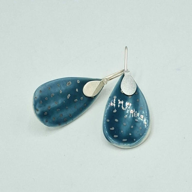 Pendientes de porcelana verde con detalles en plata "Colección lágrima"
