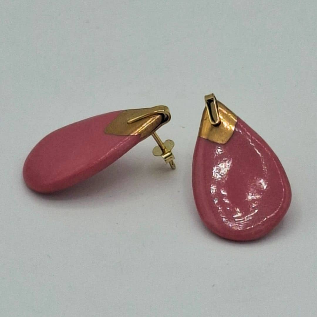 pendientes de porcelana rosa coral con oro"Colección lágrima"