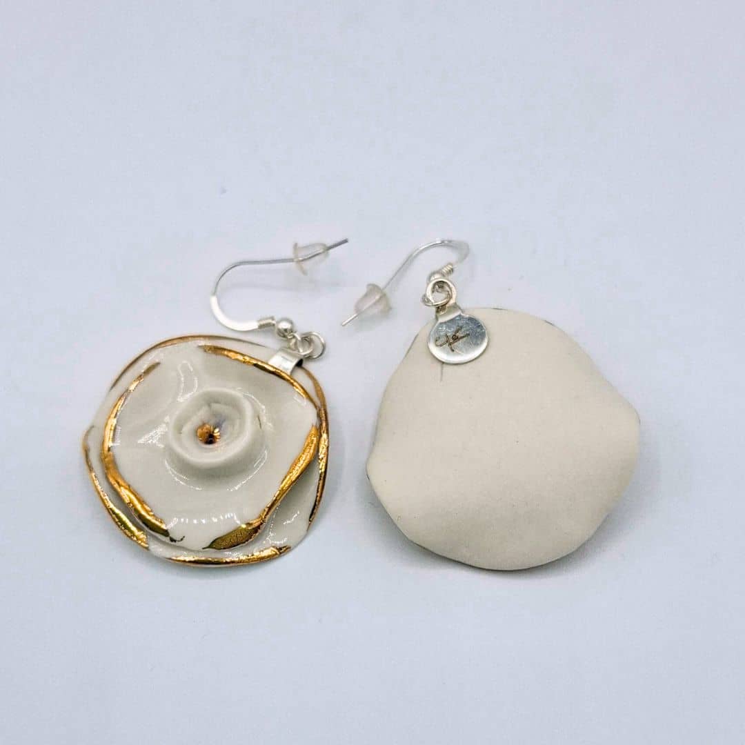 Pendientes de porcelana blanca con filo en oro "Colección Clavel"