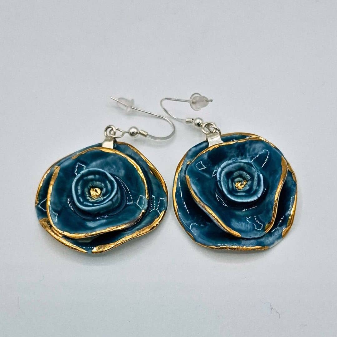 Pendientes de porcelana con filo en oro "Colección Clavel"