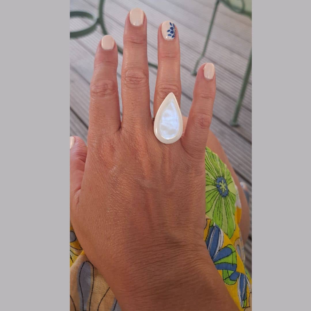 Anillo en porcelana nacarada – "Colección lágrima"